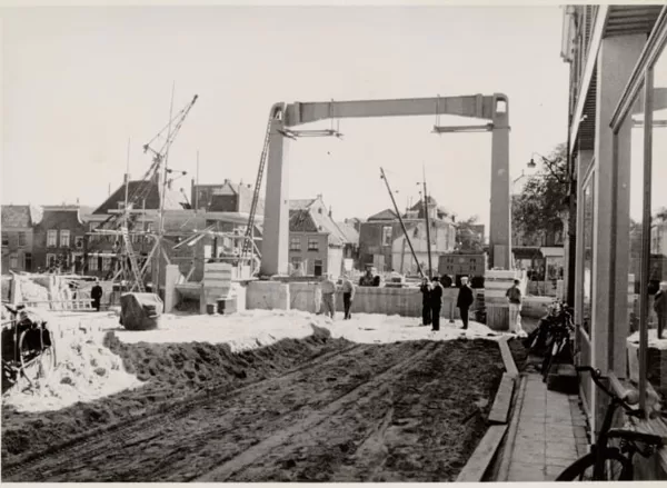 Bouw van de huidige Alphense brug de brug werd in 1955 in gebruik genomen.