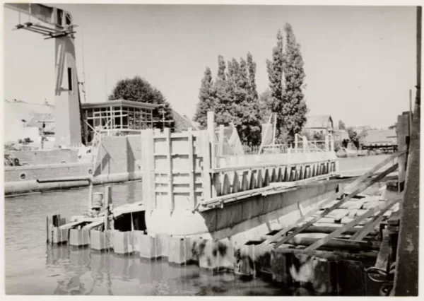 Bouw van de huidige Alphense brug de brug werd in 1955 in gebruik genomen.