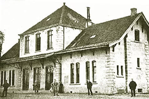 Dit is waarschijnlijk de oudste foto van het stationsgebouw. Het werd rond 1885 genomen. D