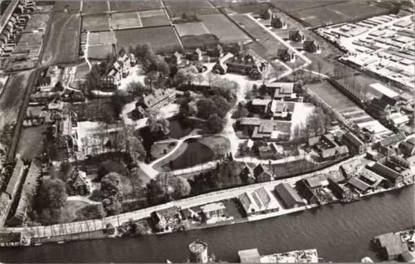 Martha Stichting - Alphen a/d. Rijn
Beschrijving: 
Vogelvlucht vanuit het westen, met ge