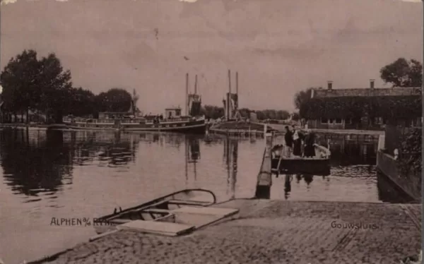 Gouwsluis.
Beschrijving: 
Gezicht op de Rijnbrug (dubbele klapbrug) over het Aarkanaal v