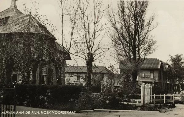 Alphen aan de Rijn, hoek Voorstraat
Beschrijving: 
Wilhelminalaan (voorheen Wilhelminast