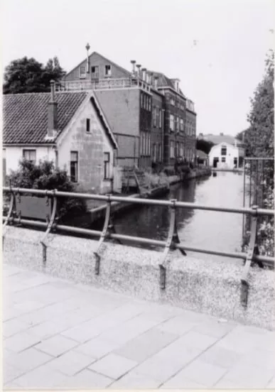 Julianastraat,
Gezicht vanaf de Postbrug op het Omleidingskanaal van Alphen.