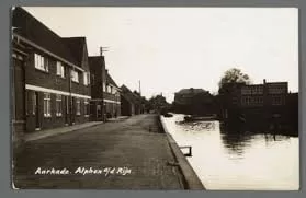 Aarkade gezien in de richting van de Oude Rijn. Rechts, over het water, de Nutshuishoudsch