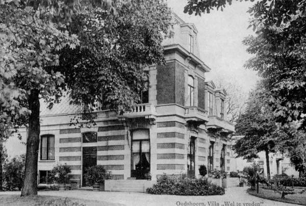 Oudshoornscheweg Alphen a.d. Rijn
Beschrijving: 
Gezicht op de voorgevel van villa Welte