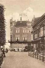 Hotel De Vergulde Wagen in het centrum aan de Lage Zijde gezien vanaf de Alphensebrug.
