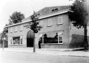Showroom van scheepsbouw De Vries Lentsch aan de Emmalaan, tegenover de Tolstraat.