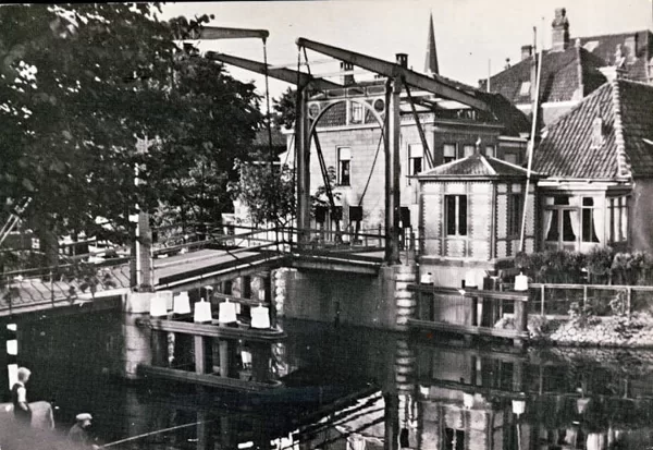 DE oude Alphense brug ook wel brug ter zuchte genoemd i.v.m. dat de brug regelmatig door z