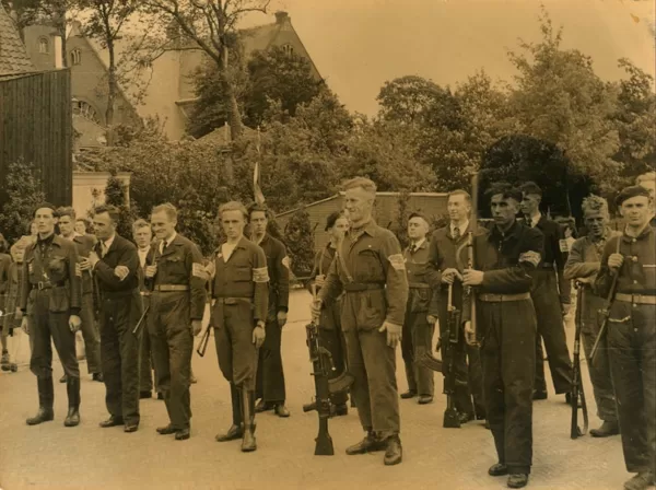 Aantreding Binnenlandse strijdkrachten in 1945 op de achtergrond ziet u nog een deel van d