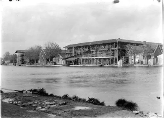 Gezicht op de noordoever van de Oude Rijn (Raadhuisstraat) met de Stoombriquettenfabriek v