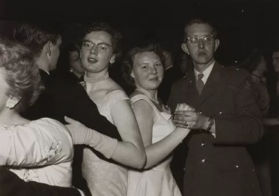 Prinses Beatrix op een V.V.S.L.-bal in Avifauna te Alphen aan de Rijn. VVSL.