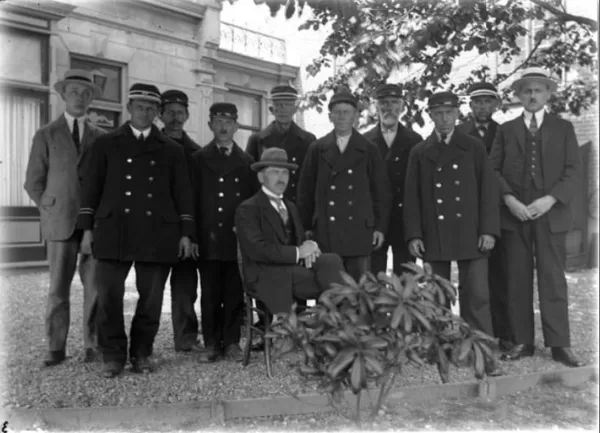 Foto met toenmalig districtshoofd J.H.A. Manders (zittend) en het personeel van het provin