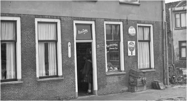 Groenteboer v.d. Ende van de 's Molenaarsbuurt.
met dank aan deze foto's P. v.d. Ende.