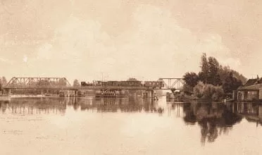 Spoorbrug over de Oude Rijn bij de Steekterweg. Anno ca 1920.