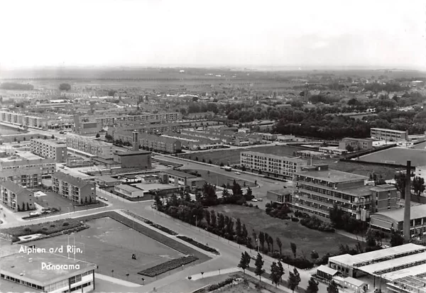 Panoramafoto met links op de foto de Baronie, de Sporthal Rijnstreekhal en zwembad de Dill