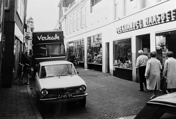 Van Mandersloostraat met boekhandel Haasbeek Foto is van 1975.