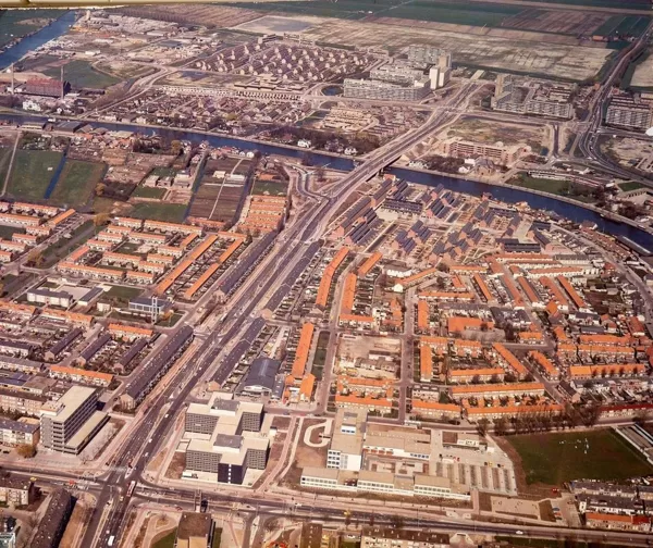 Luchtfoto Alphen nog zonder de oude ambachten- en feministenbuurt.