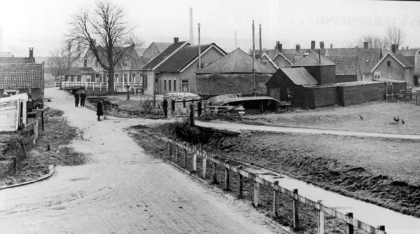 Zicht op de Nieuwe Sloot naar de Heulbrug. Rechts de toegangsweg tot de boerderij van J.J.