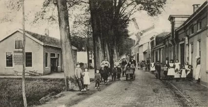 De Hooftstraat met de nog net zichtbare korenmolen 'De Smalle Juffer'; afgebroken in 1903.