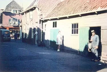 Van Mandersloostraat. De zogenaamde “Poort van de Kwaasteniet”. Recht Piet de Kwaasteniet 