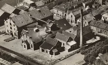 NV Veekoekenfabriek 'De Leerhoeve' aan de Hooftstraat.
