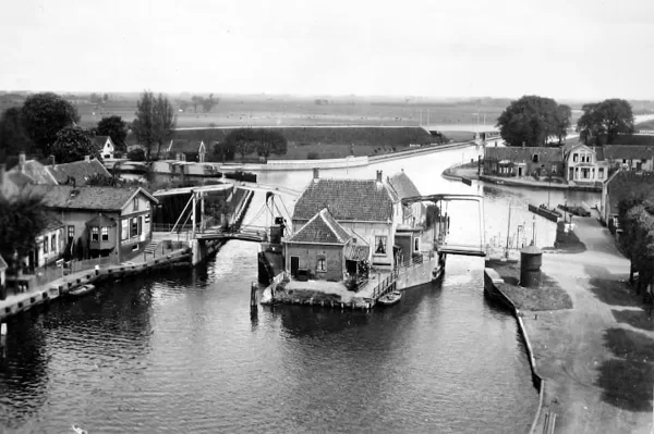De situatie bij Gouwsluis vóór de bekende hefbrug. Het eilandje in het midden moest wijken