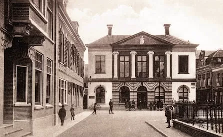 Oude gemeentehuis. De timpaan op de vier pilaren is later aangebracht, waardoor het gebouw