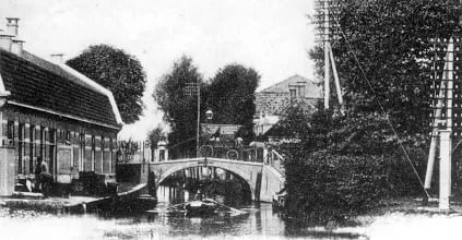 De noordelijke uitmonding van het omloopkanaal in de Oude Rijn met de Postbrug. Op de acht