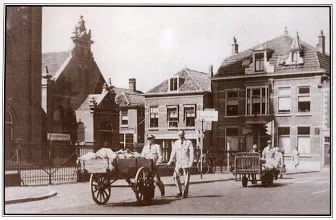 Postvervoer naar het station bij de Adventskerk. Foto ca 1960.
