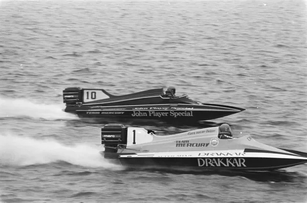 3 uren Power Boat Holland , speedbootraces in Alphen aan den Rijn ; Cees van de Velden (vo