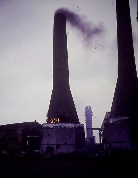 De Kalkovens van Van Oordt. Op de achtergrond de PTT-toren (jaren '60).