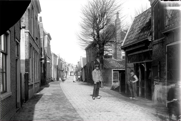 Raadhuisstraat met smederij van der Velde foto anno 1900.