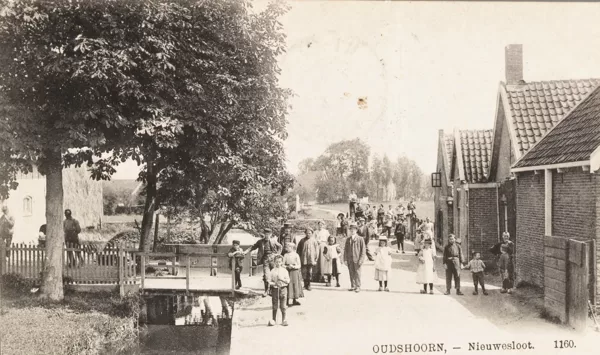Gerard Doustraat de 3 punt daken rechts op de foto is nu antiekwinkeltje de Doofpot.