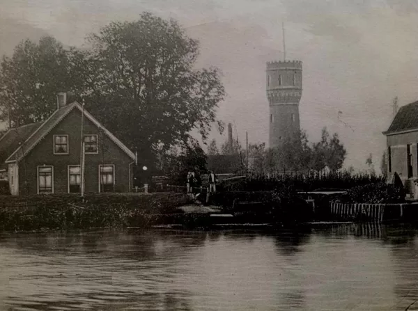 De watertoren in de Hoorn gezien vanaf de Rijn.