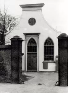 De eerste gereformeerde kerk in Alphen stond aan de Rijnzijde, Wilhelminalaan 6.