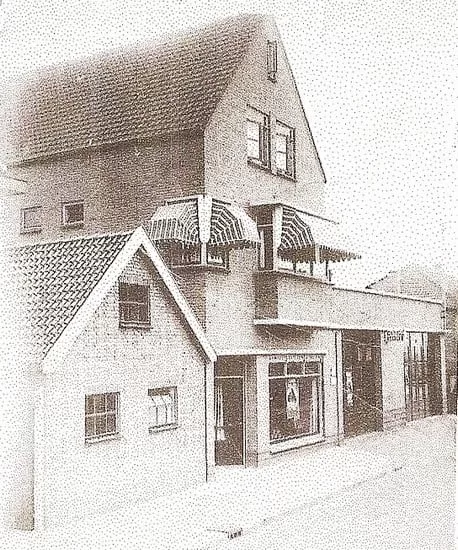 Garage Boot in de Van Eeghenstraat later garage Boogaard. En nog later de 1ste moskee in A