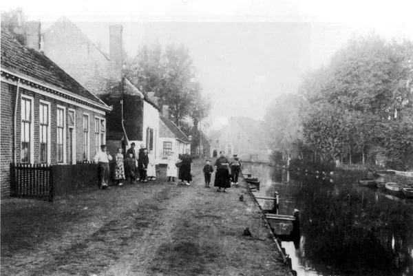 Links de boerderij van Hein Vergeer, nu de noorderlijke ingang van De Aarhof. Opname omstr