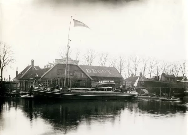 Motorschip, gebouwd voor de Koninklijke Rotterdamsche Betonijzer Mij nr 4. Scheepswerf De 