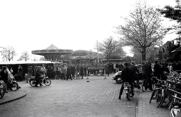 Kermis op de St. Jorisplein waar nu gemeentehuis is.