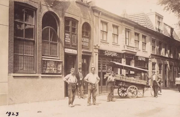 Hooftstraat met het pand waar Barend van Zwieten heeft gezeten foto van 1923.