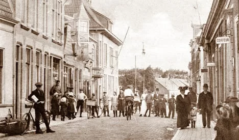 Julianastraat, Het gebouw links met vlaggenstok is het oude postkantoor.