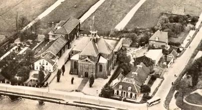 Oudhoornse kerk en openbare school in 1955. Rechts van de kerk- de boerderij van Stapper m