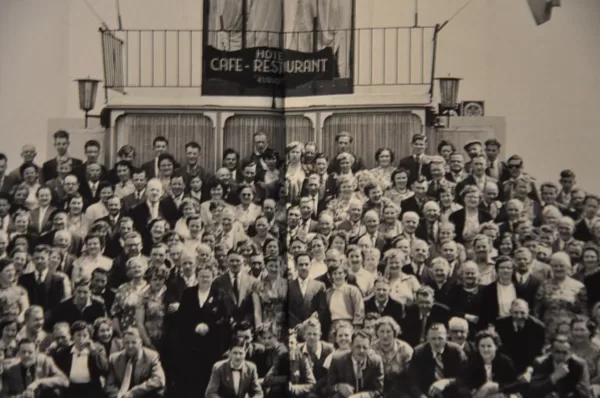 Uitgangsdag van de Oudshoornse pannenfabriek van Van Oordt 1956.