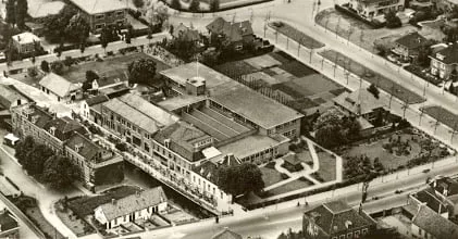 Samsom; links boven Gymnasium-HBS.