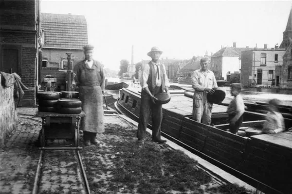 Voormalig kaaspakhuis Prins Hendrikstraat 122 uit 1898 aan de Oude Rijn. Het kaaspakhuis w