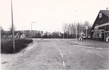 Gerard Doustraat met recht garage Bervo en in de verte de flats in de planetenbuurt.