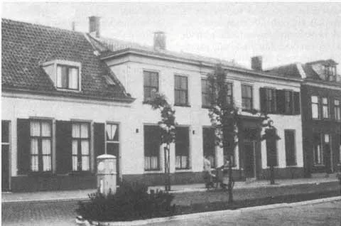 'Overpost' met koetshuis kort vóór de verbouwing in 1950-'51.