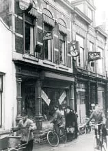 Bruggestraat 3. Boekhandel Van Wieringen met daarachter de drukkerij.