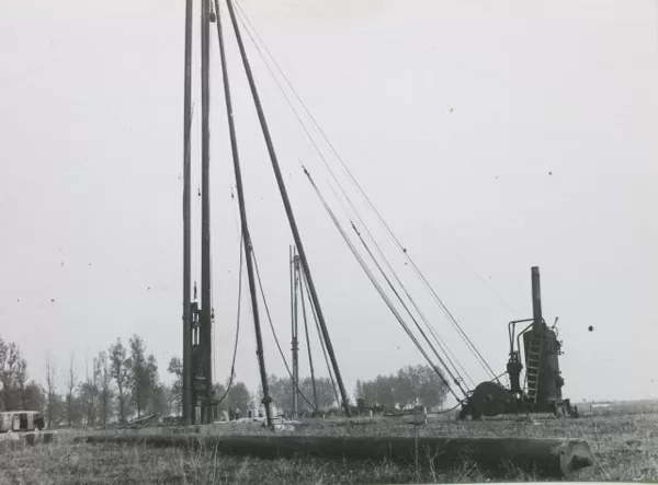 Hijopstelling te Alphen aan de Rijn voor de bouw van een defensiecomplex t.b.v. de Genie. 