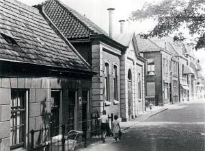 De openbare school aan de Schoolstraat werd in 1876 naar de straatzijde uitgebreid voor de